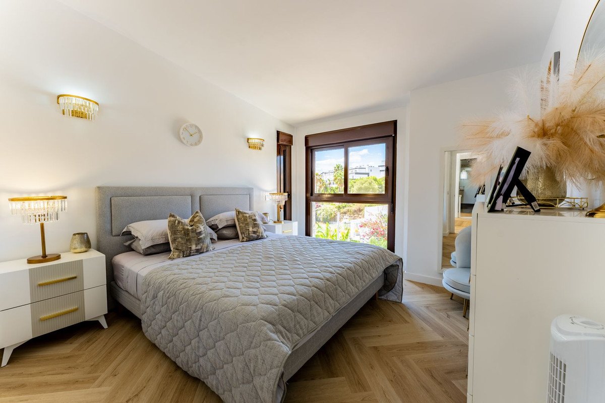 6 Bed Semi-Detached House in Valle Romano
