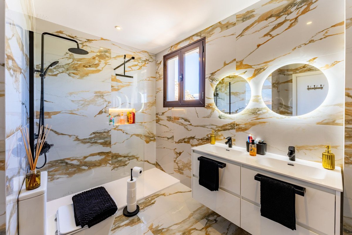 6 Bed Semi-Detached House in Valle Romano