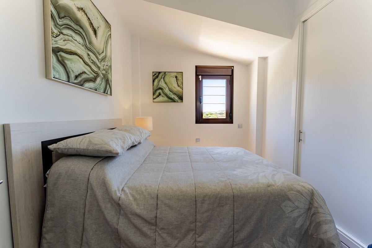 6 Bed Semi-Detached House in Valle Romano