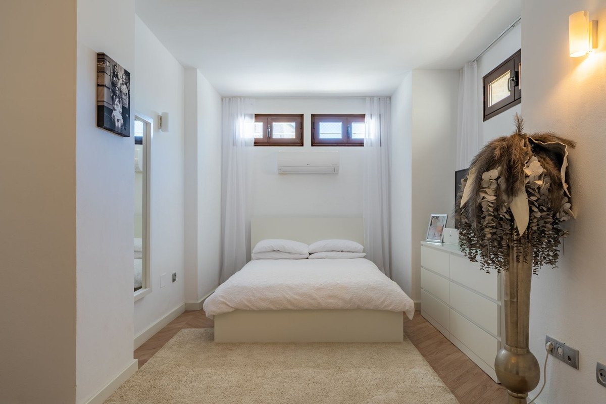 6 Bed Semi-Detached House in Valle Romano