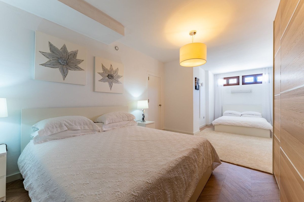 6 Bed Semi-Detached House in Valle Romano