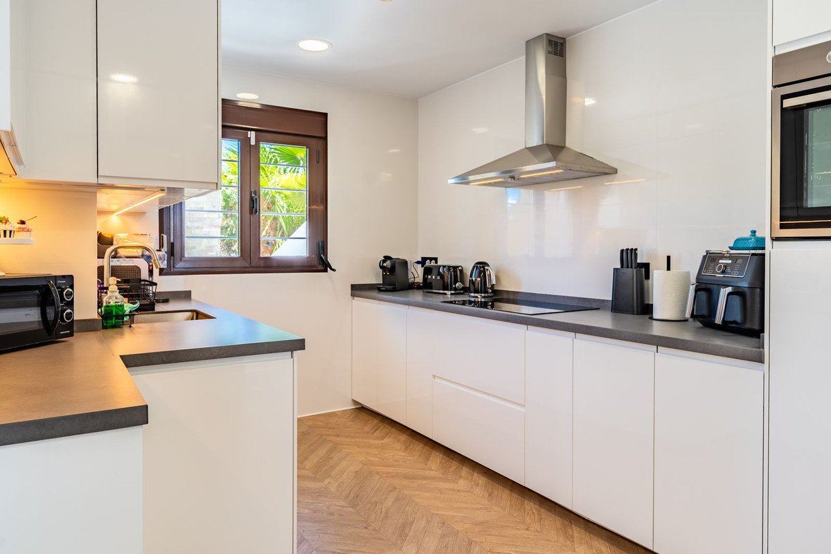 6 Bed Semi-Detached House in Valle Romano