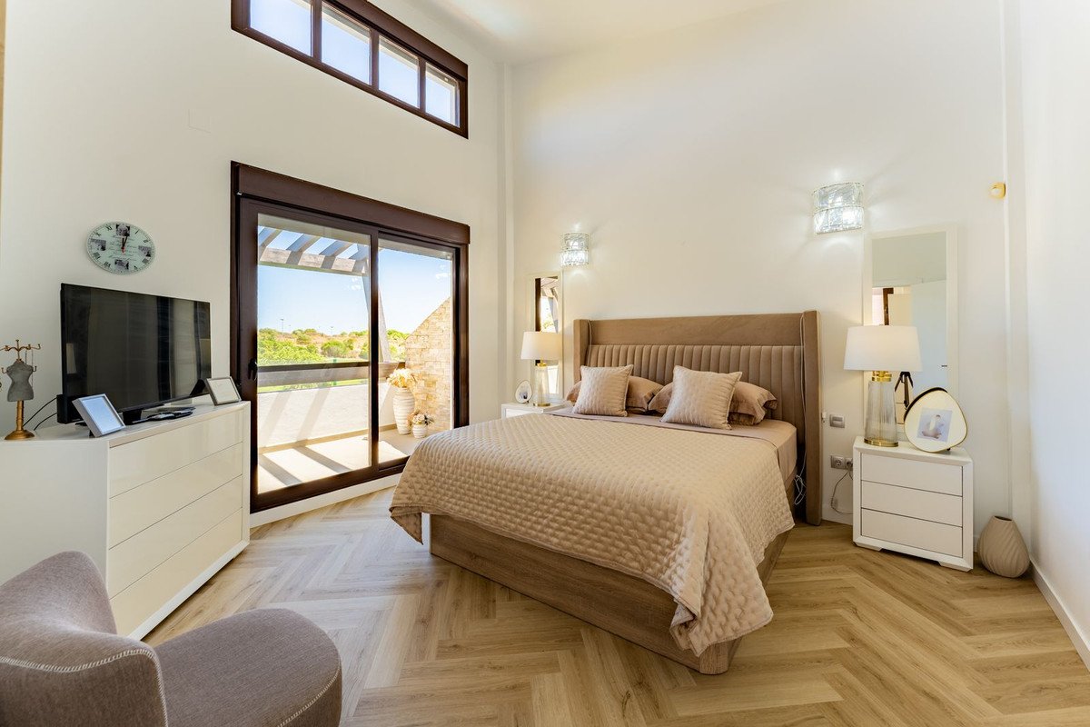 6 Bed Semi-Detached House in Valle Romano
