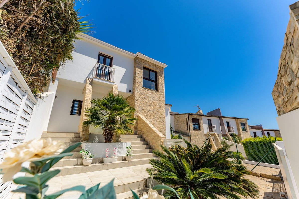 6 Bed Semi-Detached House in Valle Romano