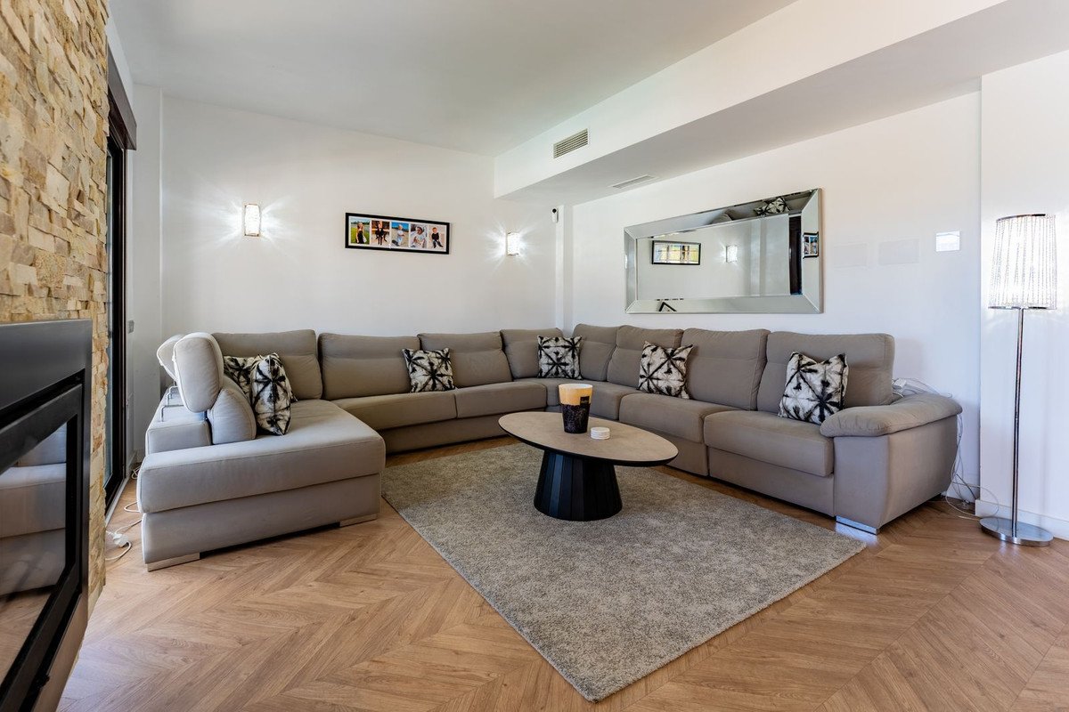 6 Bed Semi-Detached House in Valle Romano