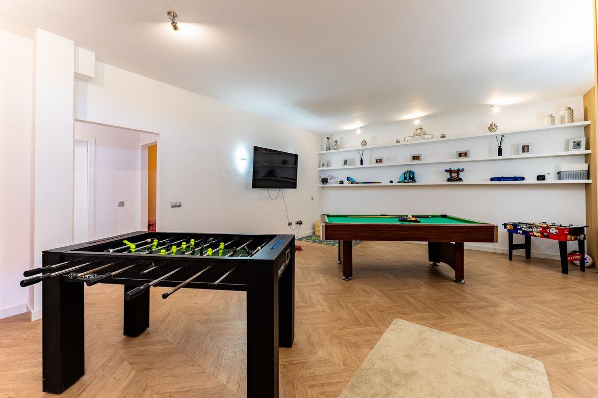 6 Bed Semi-Detached House in Valle Romano