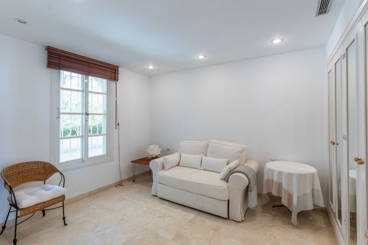 4 Bed Middle Floor Apartment in Málaga