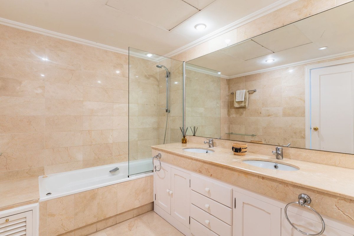 4 Bed Middle Floor Apartment in Málaga