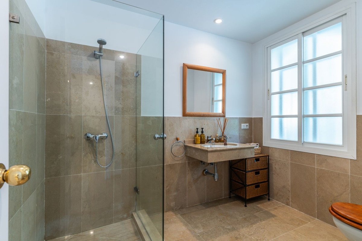 4 Bed Middle Floor Apartment in Málaga