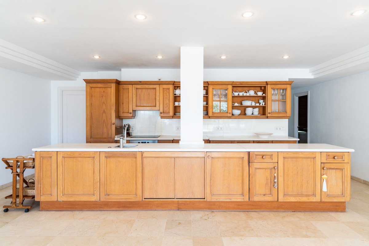 4 Bed Middle Floor Apartment in Málaga