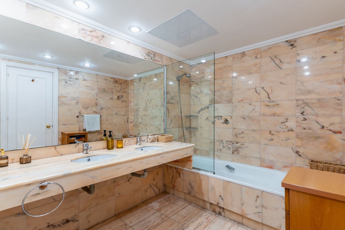 4 Bed Middle Floor Apartment in Málaga