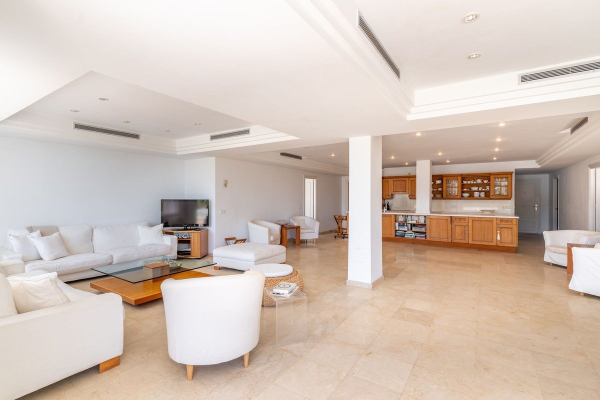 4 Bed Middle Floor Apartment in Málaga