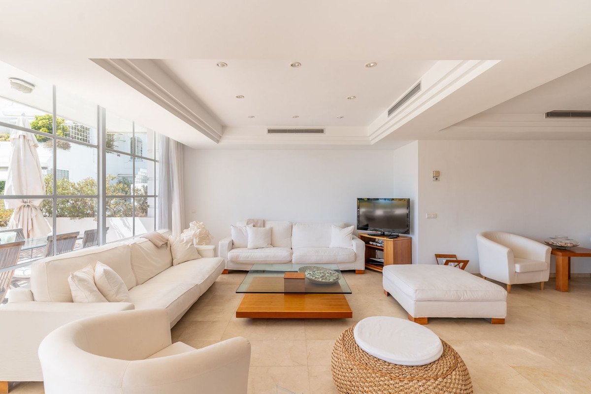 4 Bed Middle Floor Apartment in Málaga