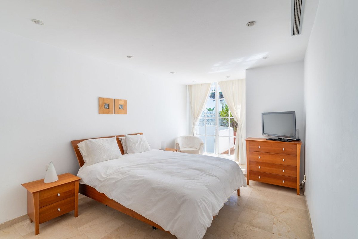 4 Bed Middle Floor Apartment in Málaga