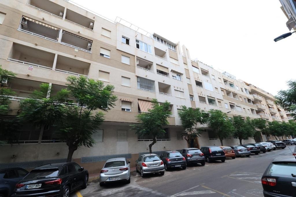 2 Bed Middle Floor Apartment in Parque de las Naciones