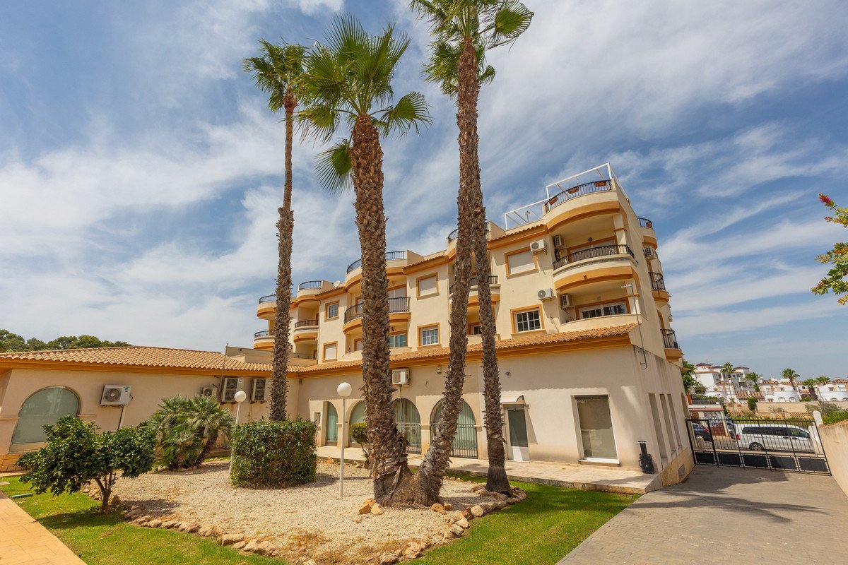 2 Bed Middle Floor Apartment in Villamartin