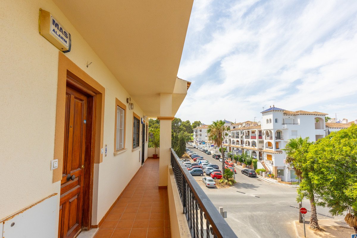 2 Bed Middle Floor Apartment in Villamartin