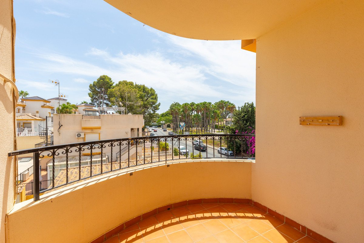 2 Bed Middle Floor Apartment in Villamartin