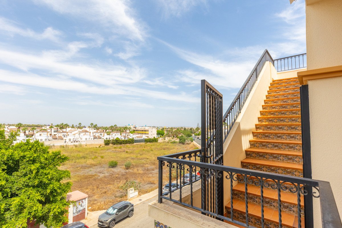 2 Bed Middle Floor Apartment in Villamartin