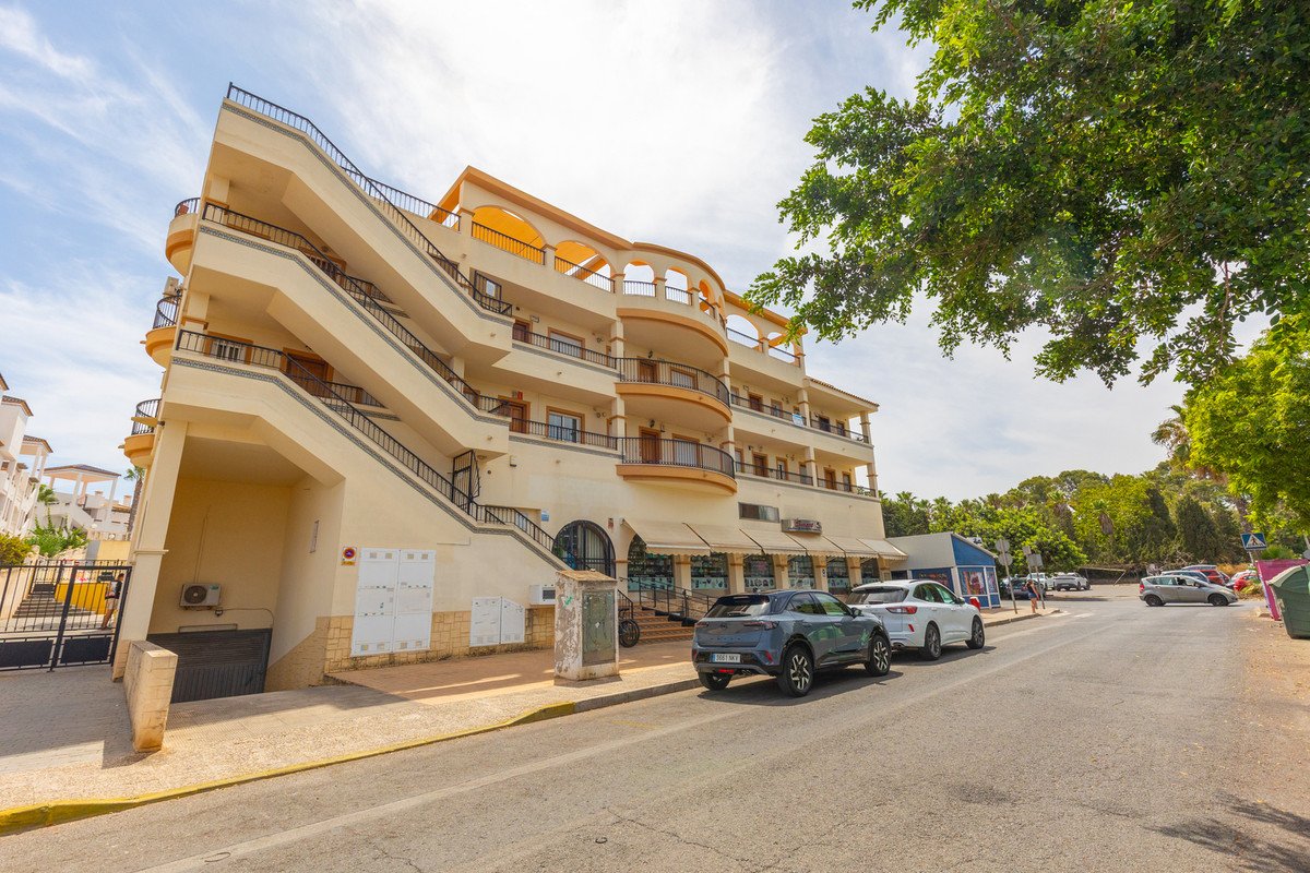 2 Bed Middle Floor Apartment in Villamartin