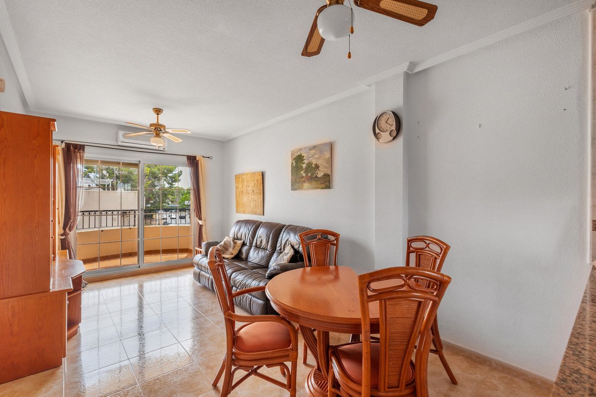 2 Bed Middle Floor Apartment in Villamartin