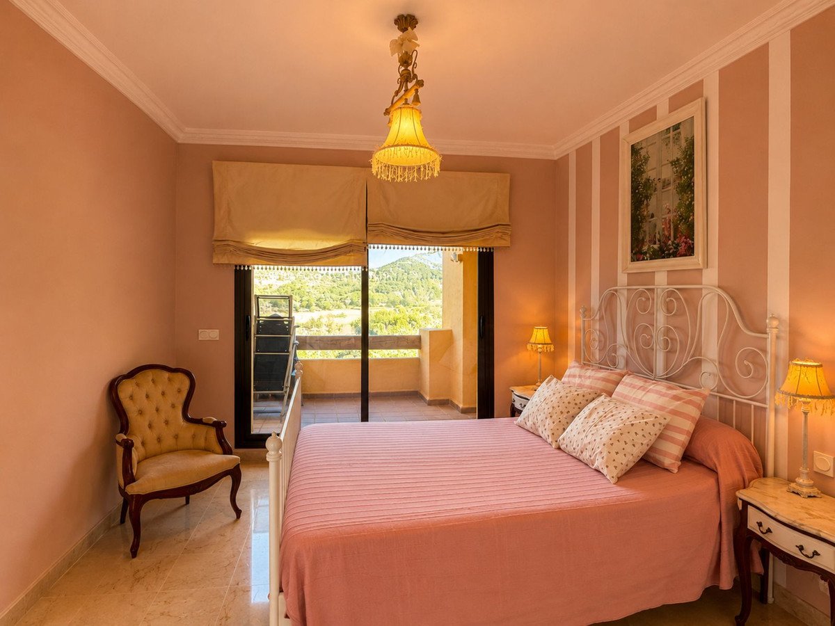 2 Bed Middle Floor Apartment in Manilva