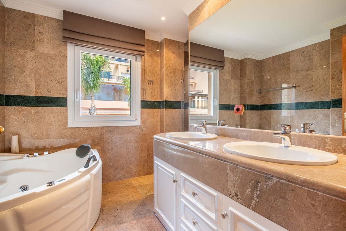 2 Bed Penthouse Duplex in Nueva Andalucía