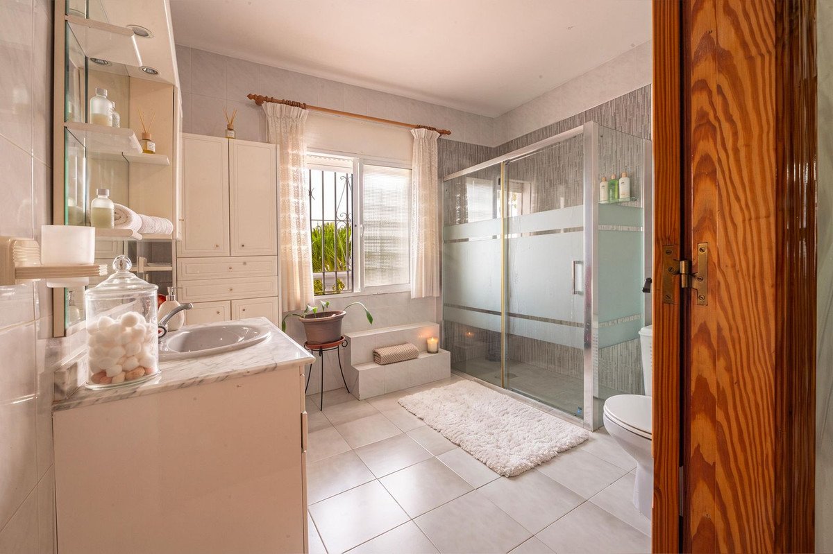 6 Bed Detached Villa in Torremolinos