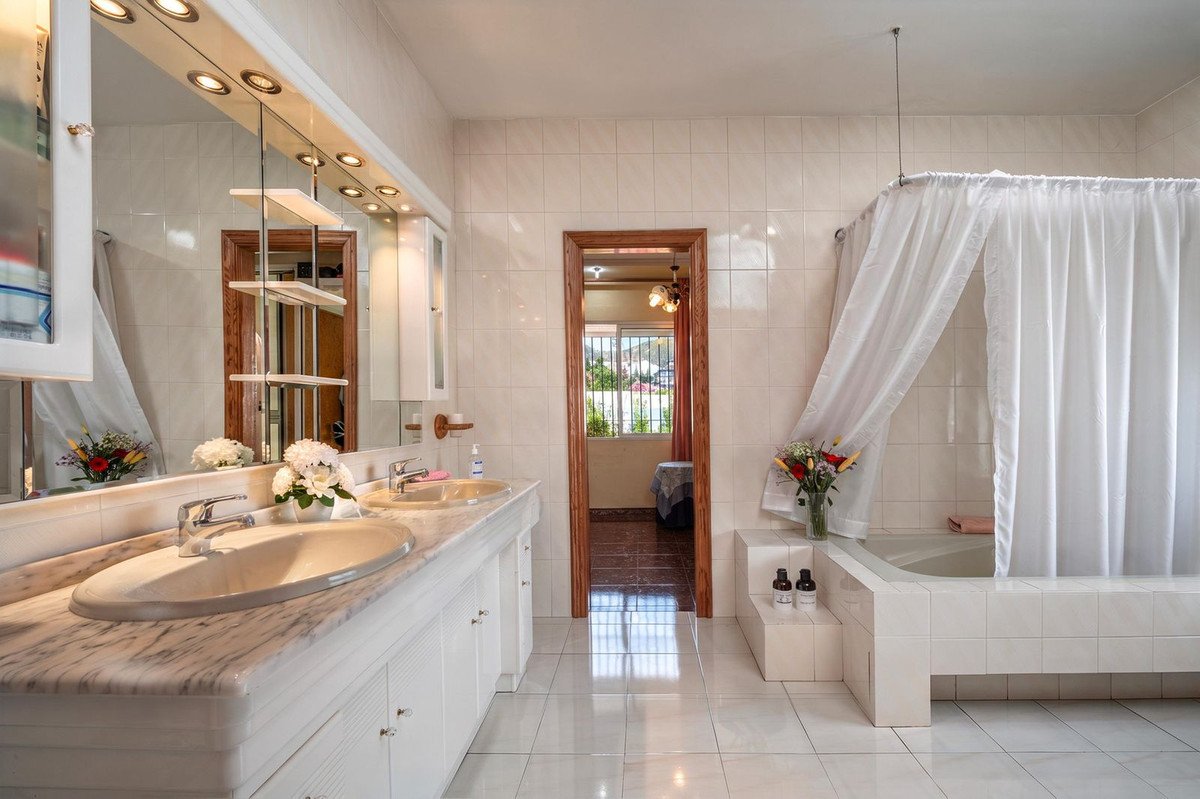 6 Bed Detached Villa in Torremolinos