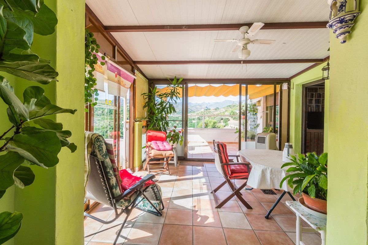 2 Bed Top Floor Apartment in Almuñecar