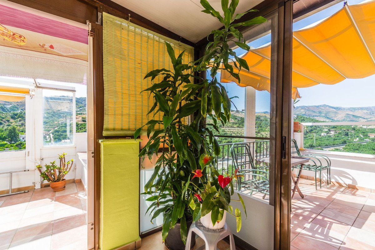 2 Bed Top Floor Apartment in Almuñecar