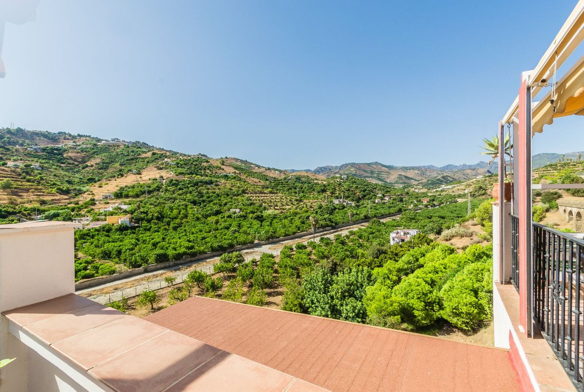 2 Bed Top Floor Apartment in Almuñecar