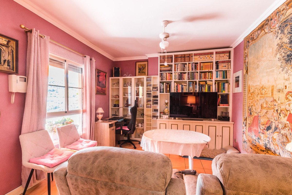 2 Bed Top Floor Apartment in Almuñecar
