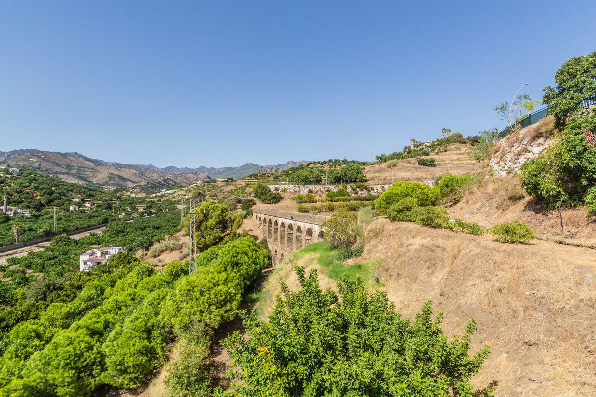 2 Bed Top Floor Apartment in Almuñecar