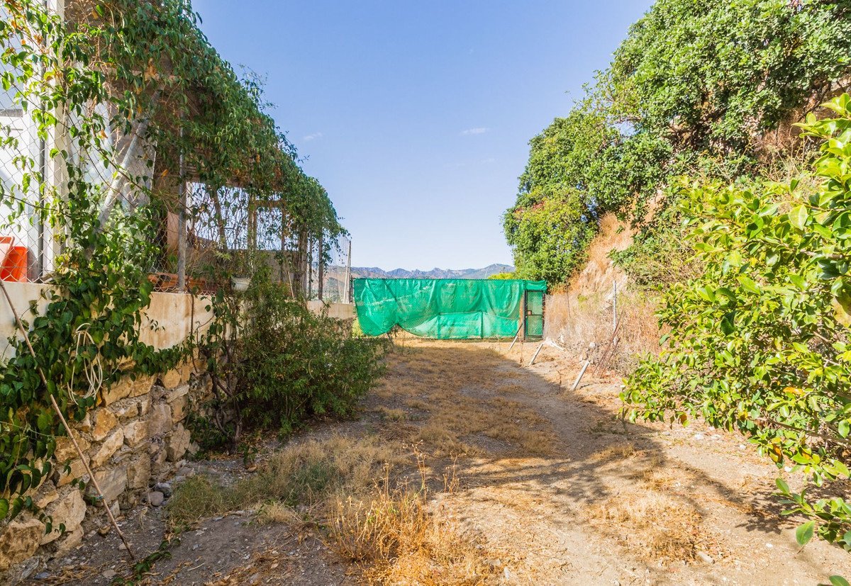 2 Bed Top Floor Apartment in Almuñecar