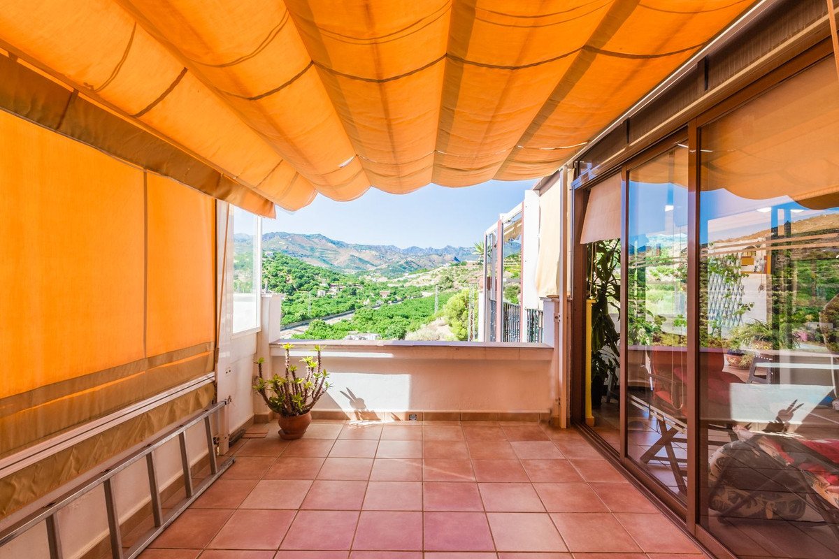 2 Bed Top Floor Apartment in Almuñecar