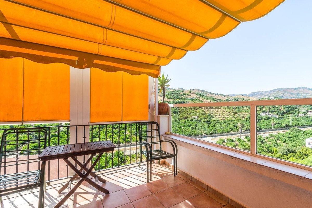2 Bed Top Floor Apartment in Almuñecar