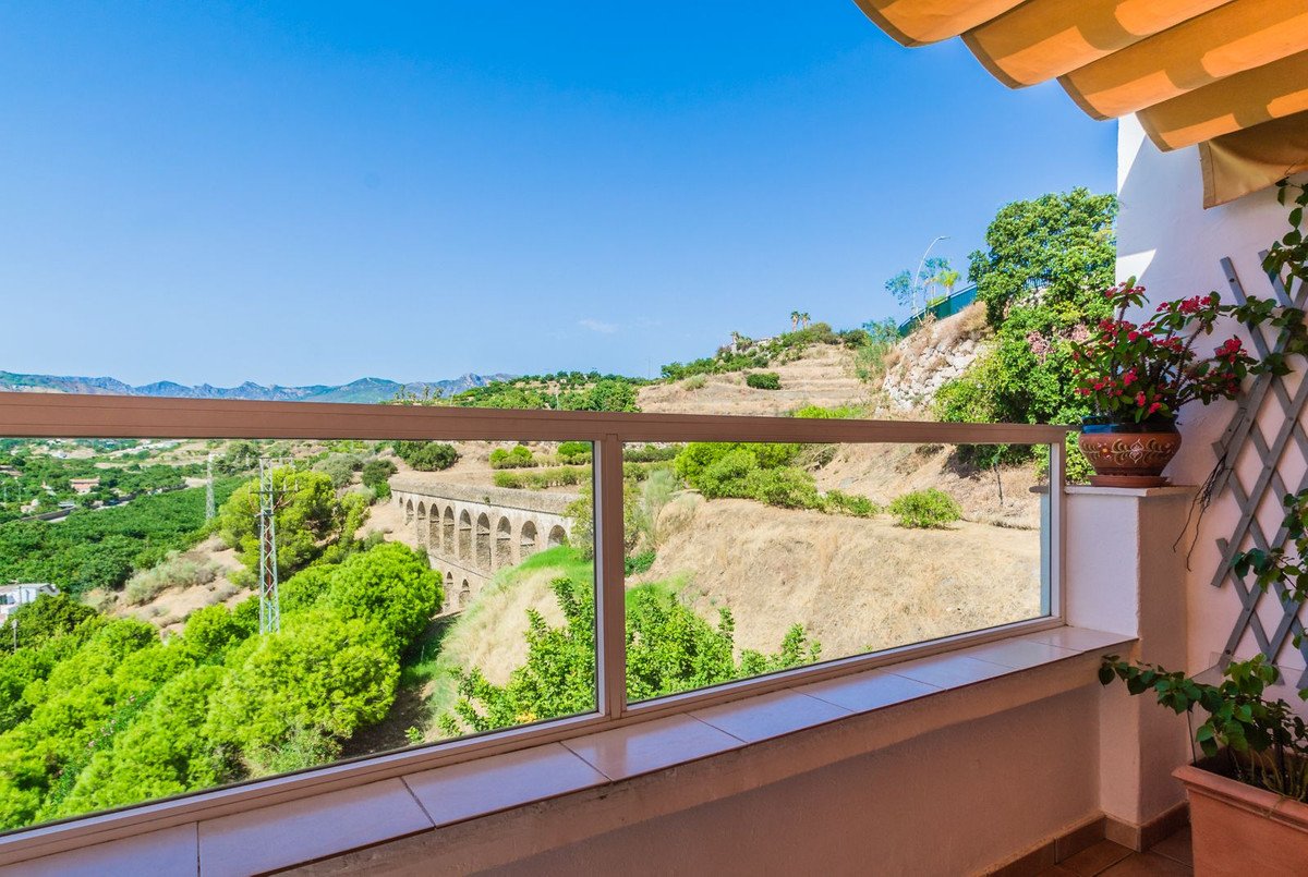 2 Bed Top Floor Apartment in Almuñecar