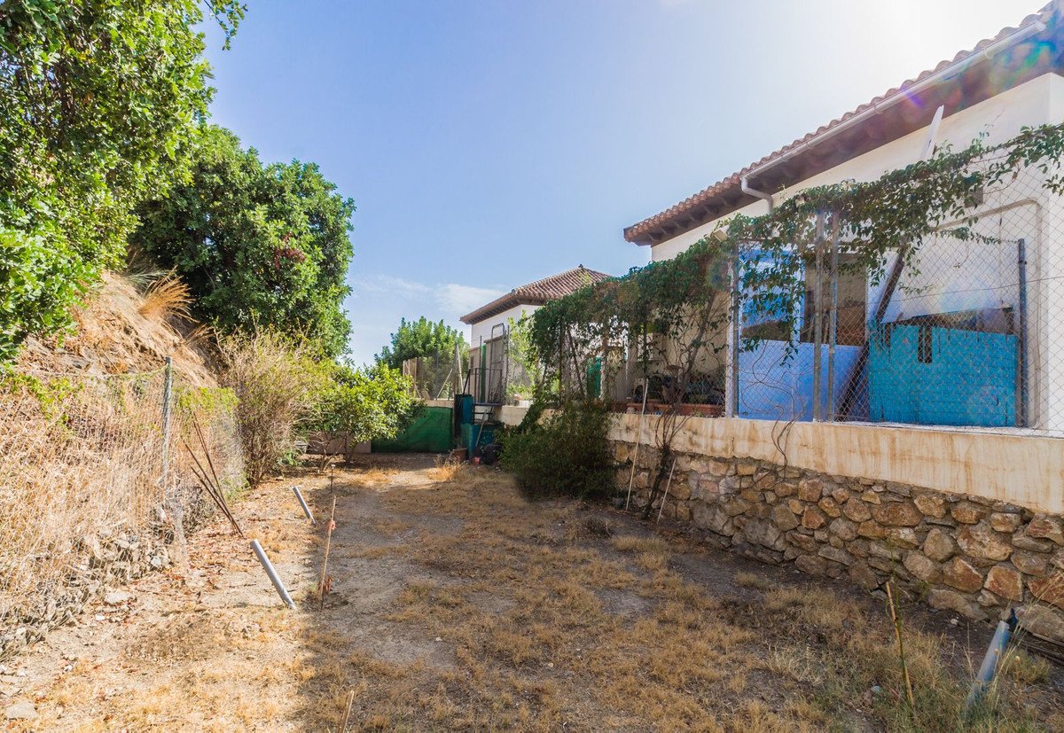 2 Bed Top Floor Apartment in Almuñecar