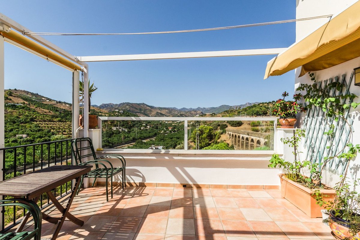2 Bed Top Floor Apartment in Almuñecar