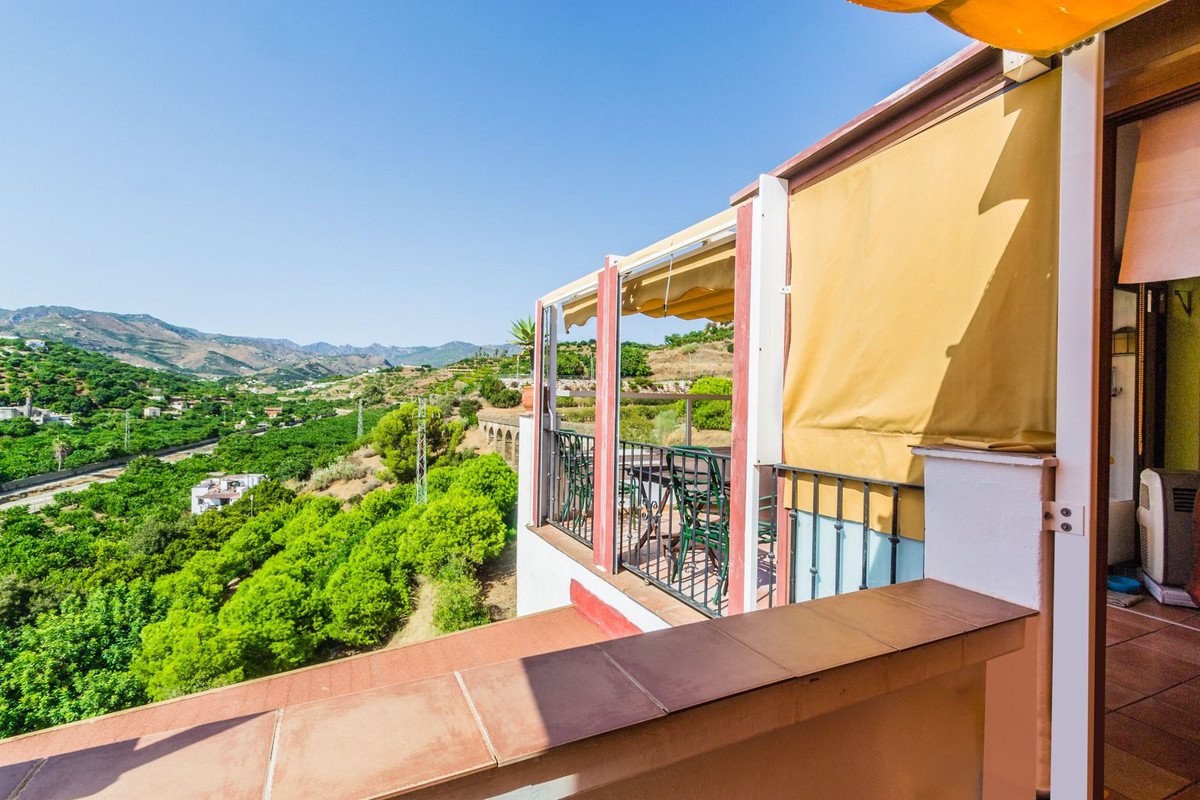 2 Bed Top Floor Apartment in Almuñecar