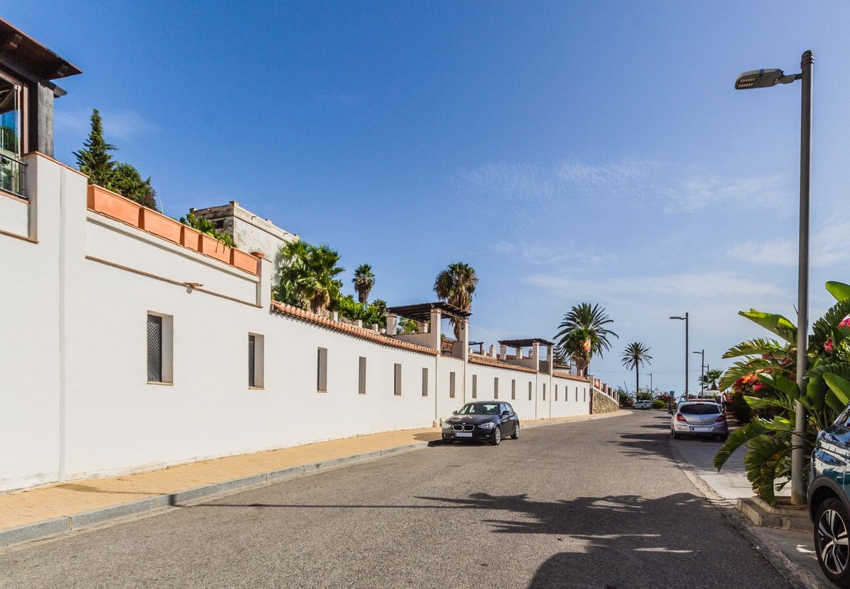 2 Bed Top Floor Apartment in Almuñecar