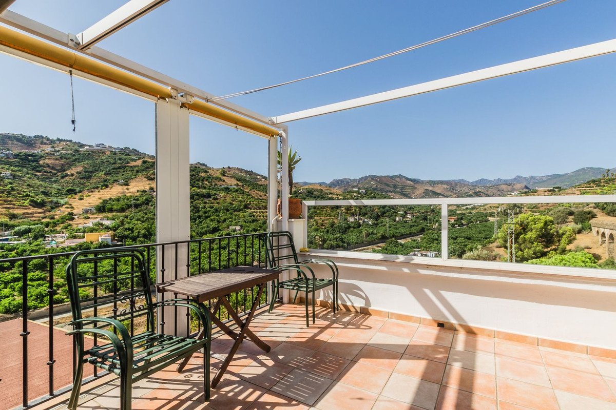 2 Bed Top Floor Apartment in Almuñecar