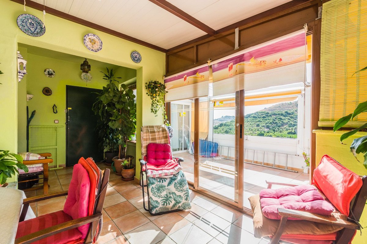 2 Bed Top Floor Apartment in Almuñecar