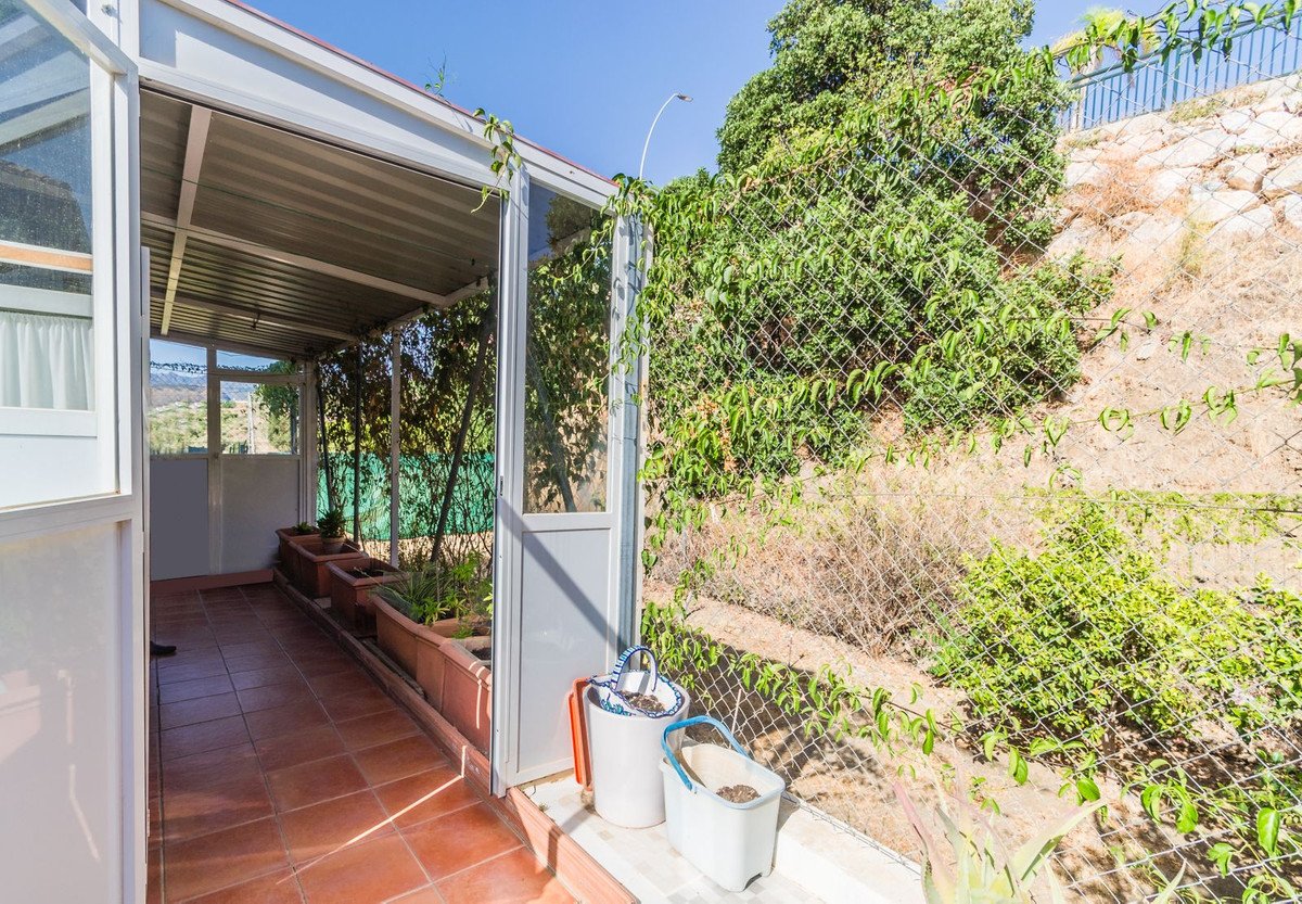 2 Bed Top Floor Apartment in Almuñecar