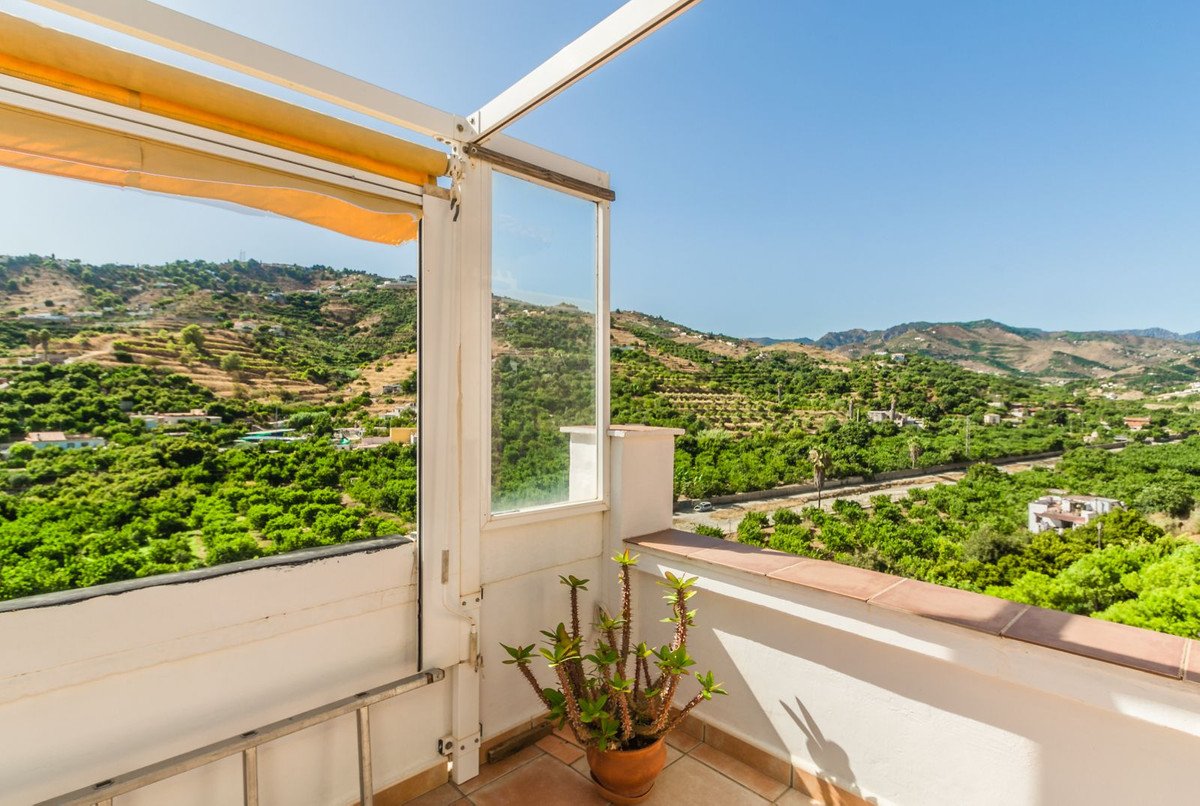 2 Bed Top Floor Apartment in Almuñecar