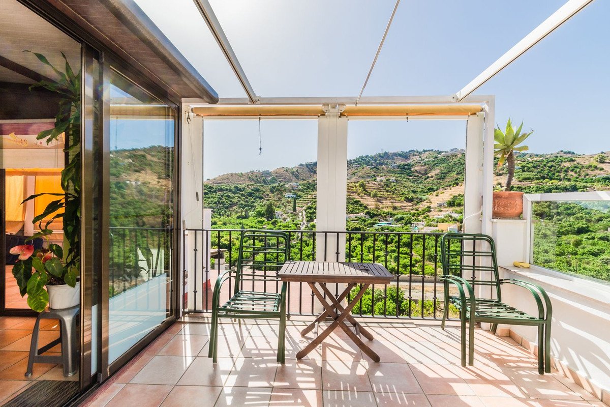 2 Bed Top Floor Apartment in Almuñecar