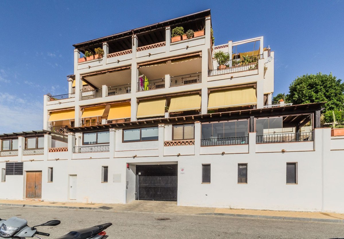 2 Bed Top Floor Apartment in Almuñecar