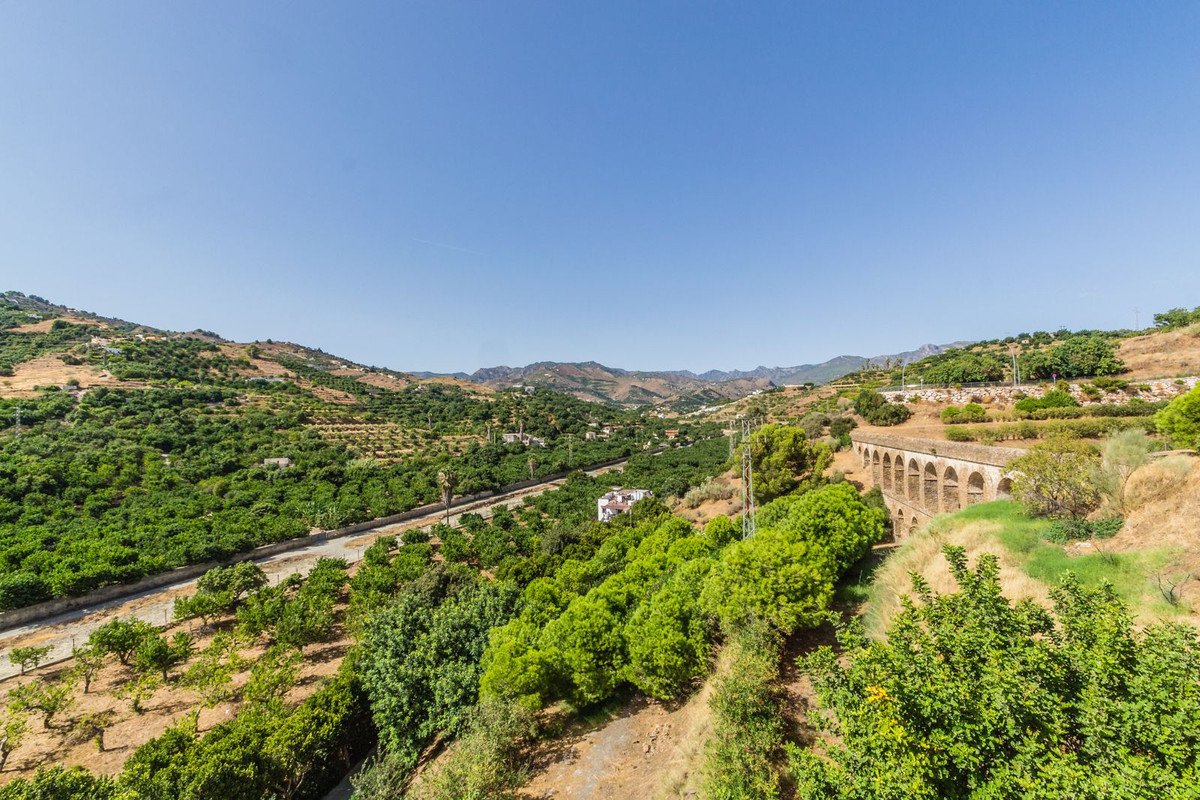 2 Bed Top Floor Apartment in Almuñecar