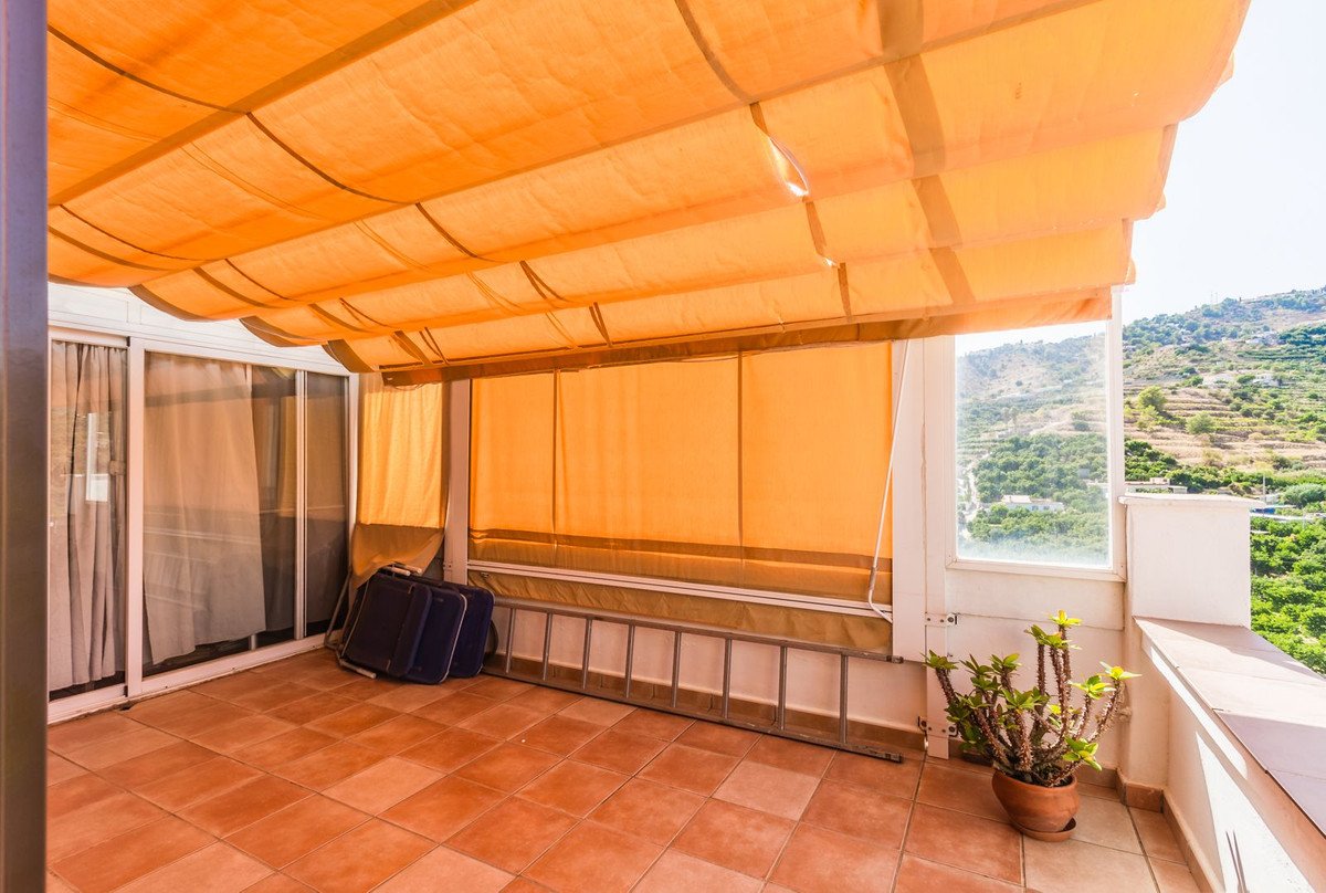 2 Bed Top Floor Apartment in Almuñecar